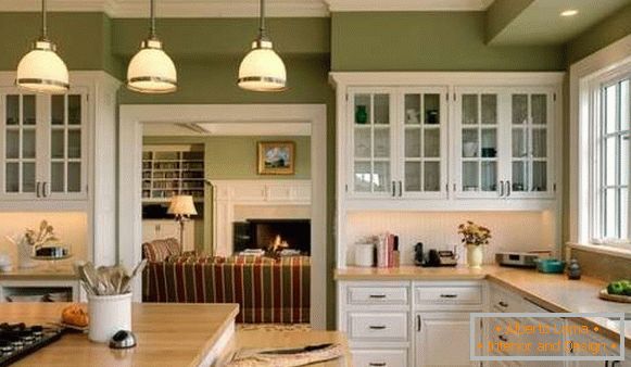 Design a interiér kuchyně v soukromém domě v zelených tónech
