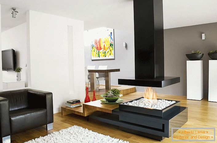Stylový moderní high-tech krb dělí obývací pokoj a jídelnu do prostorného obývacího pokoje.