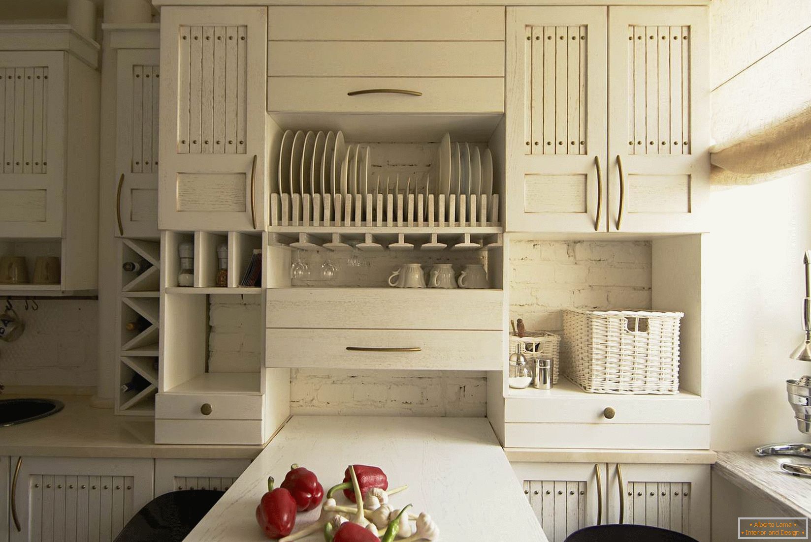 Bílý nábytek v malé kuchyni