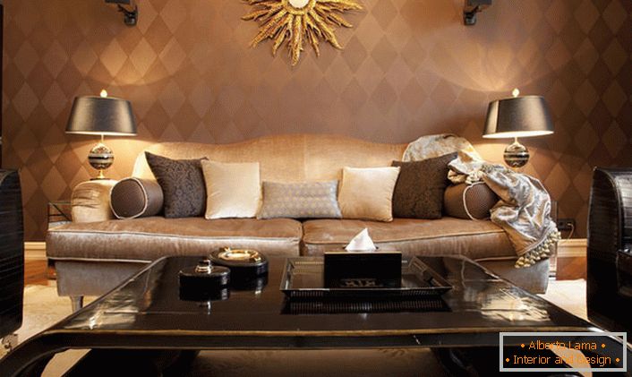 Luxusní obývací pokoj ve stylu art deco se správně zvoleným osvětlením. Stylové zařízení je zdobeno druhem dekorativních detailů připomínajících slunce. 