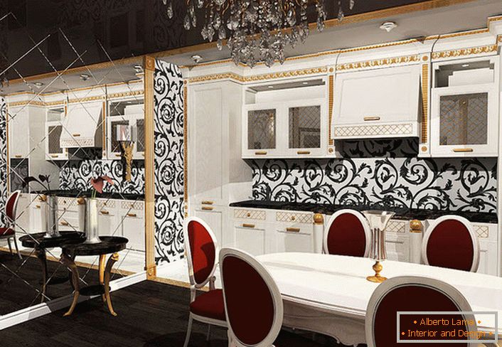 Designový projekt pro malou kuchyň je zajímavá zrcadlová zeď, která je tvořena stejnými čtvercovými prvky.