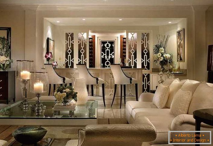 Středně vyhrazený styl uměleckého dekoru byl zvyklý na zdobení velkého obývacího pokoje ve venkovském domku. Nábytek ze slonovinové barvy s prvky dřevěného wenge v jednom složení vypadá elegantně a bezkonkurenčně. 