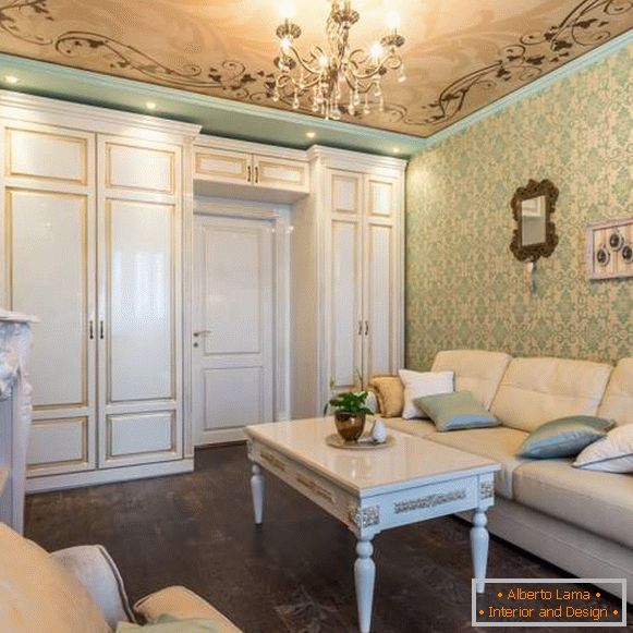 Elegantní design haly v bytě s klasickým nábytkem a nábytkem