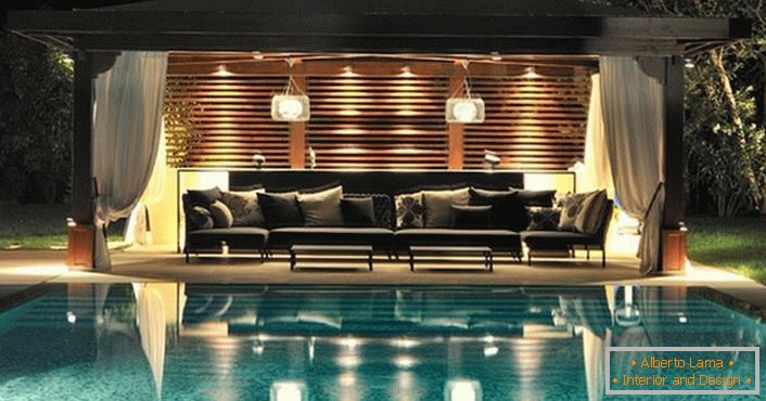 Altán ve stylu high-tech bazénu - pohodlný odpočinek v moderním interiéru.