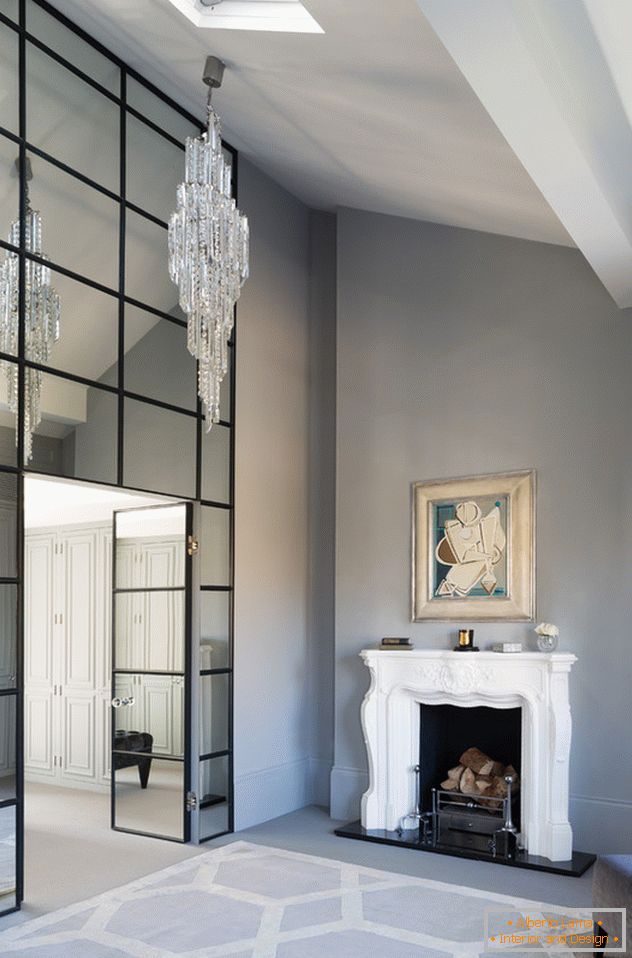 Zrcadla v interiéru klasického obývacího pokoje
