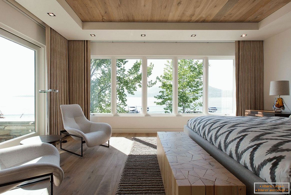 Lehký nábytek v ložnici se dvěma okny