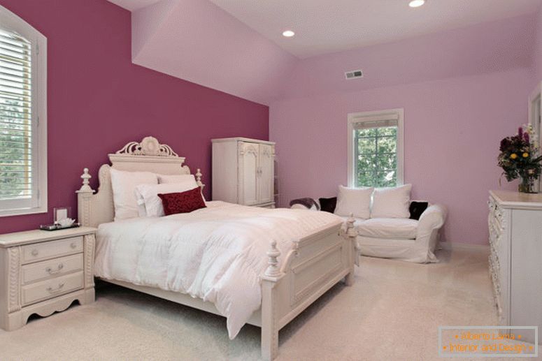 Dívčí růžová ložnice v luxusním příměstském domě