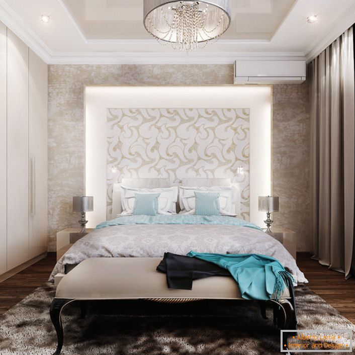 Jemná konstrukční koncepce je dekorativní osvětlený panel v hlavě postele. Skvělé řešení, které fanoušci mohou číst před spaním.