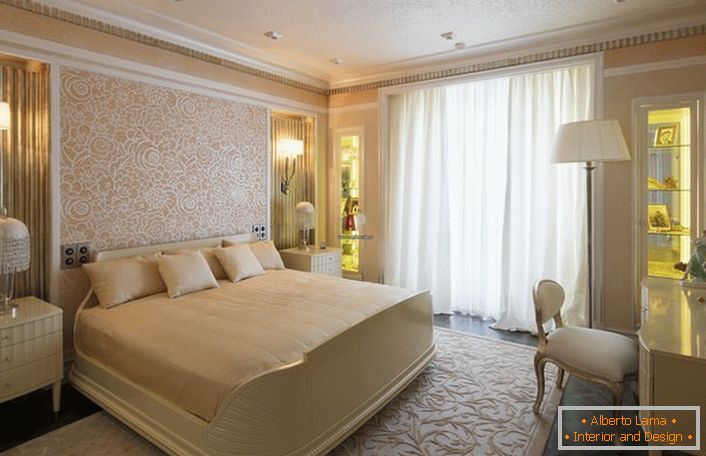 Ložnice ve světlých béžových barvách se širokou postelí je ideální pro odpočinek a spánek. Projektový projekt se provádí správně. Podle stylu art deco je vybráno exkluzivní osvětlení.