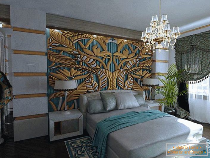 Šikovný, exkluzivní smaragdovo-zlatý panel na hlavě postele je kombinován s prvky dekorace pokoje. Ložnice ve stylu art deco-královských bytů v normálním bytě.