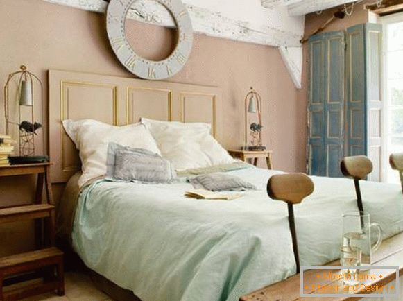 Malá ložnice ve stylu Provence - fotografie kreativního interiéru