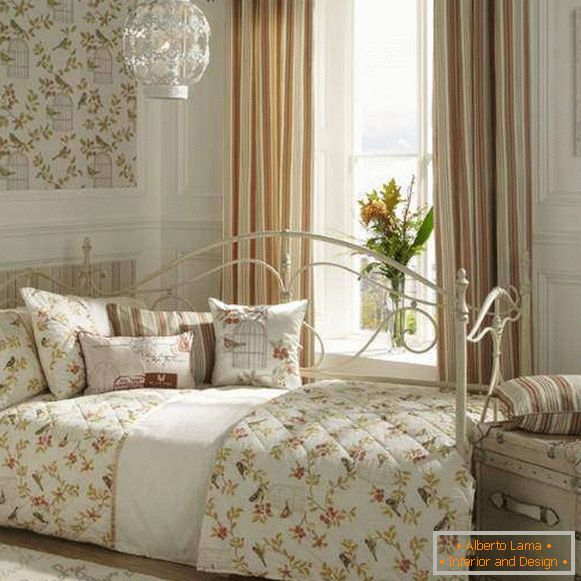 Stylový design ložnice je elegantní elegantní s gaučem z tepaného železa
