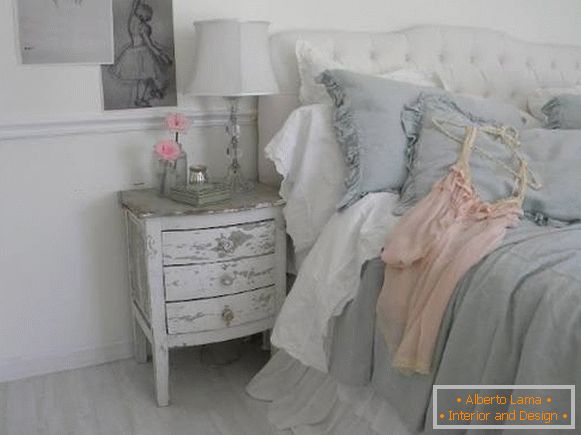Ložnice ve stylu cheby chic v šedé, růžové a bílé