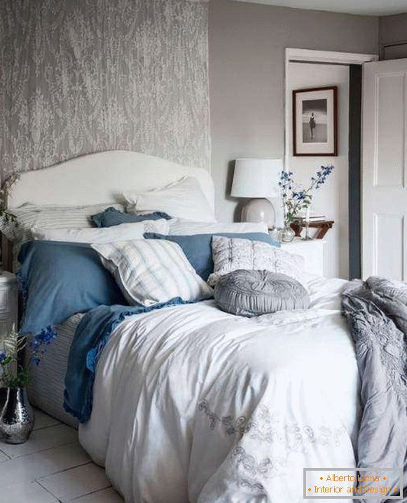 Shebbie chic ložnice se šedými stěnami, bílá a modrá dekor