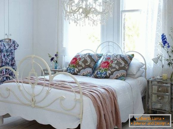 Květinové vzory v designu ložnice ve stylu Chebbi + Provence
