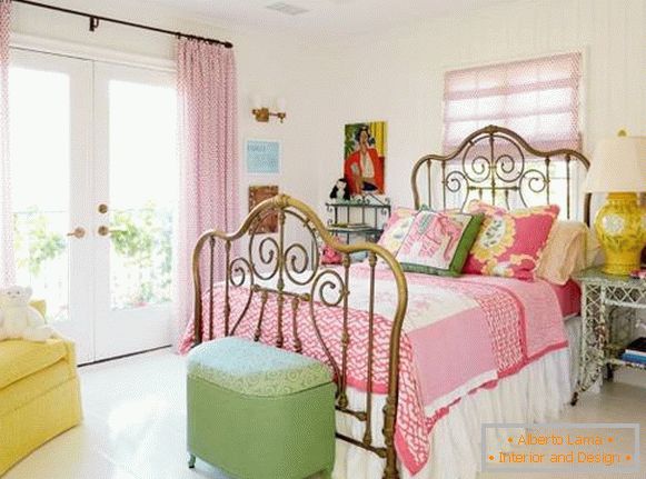 Interiér ložnice ve stylu shebbie chic - fotky ve světlých barvách