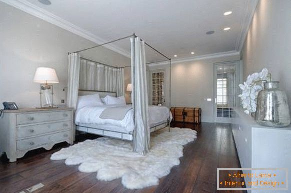 Velká ložnice s elegantní dřevěnou podlahou