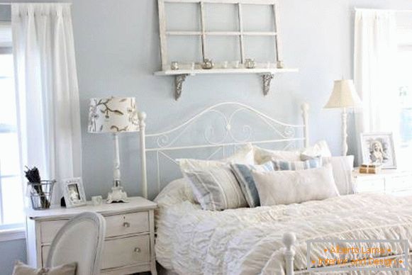 Modrá ložnice ve stylu elegantního elegantního pokoje