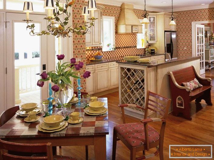 Stylový styl je ideální, pokud jde o zdobení kuchyňského prostoru. Malá kuchyně ve venkovském domě je skvělým místem pro teplé rodinné setkání.