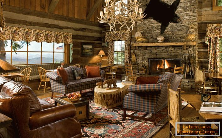 Obývací pokoj v loveckém domě ve venkovském stylu. Styl je charakterizován lehkou nedbalostí v návrhu. 