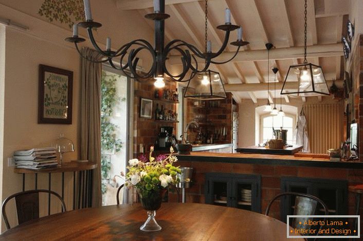 Jídelna a kuchyň jsou vyzdobeny ve venkovském stylu. Pozoruhodný je lustr nad stolem, který osvětluje prostor pomocí obyčejných voskových svíček. Tenký nápad na design, protože v místnosti je také tradiční osvětlení, které pracuje z elektrické sítě.