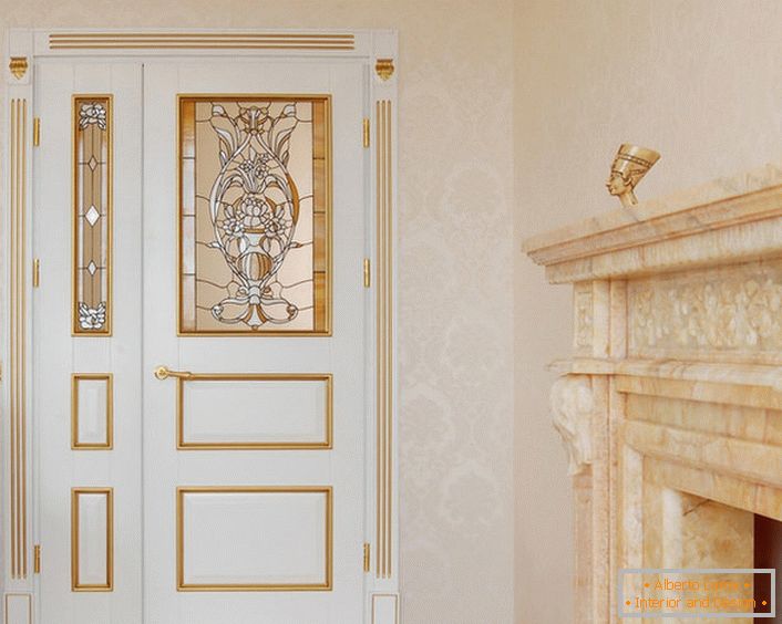 Návrh dveří v secesním stylu je mírně zdrženlivý a rafinovaný. Bílá barva plátna harmonicky kombinuje zlaté ozdobné detaily.