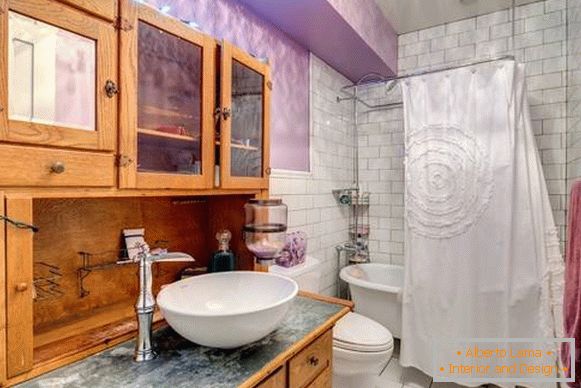 Dřevěný bufet - fotografie v moderní koupelně