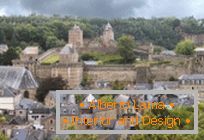 Starověké opevněné město Fougeres. Brittany, Francie