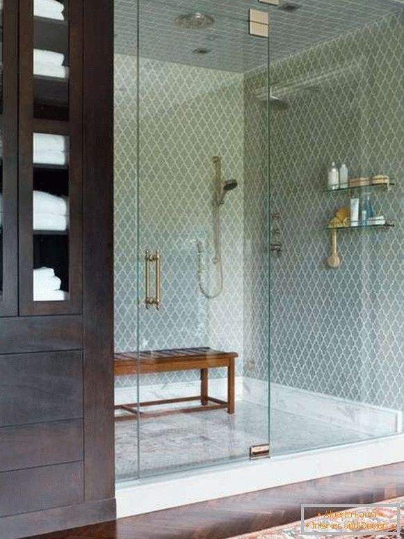 Krásné skleněné dveře pro sprchu v mezeře s plotýnkou