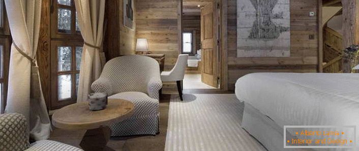 V ložnici ve stylu Alpské chaty je postel, která se podobá vzdušnému peří.