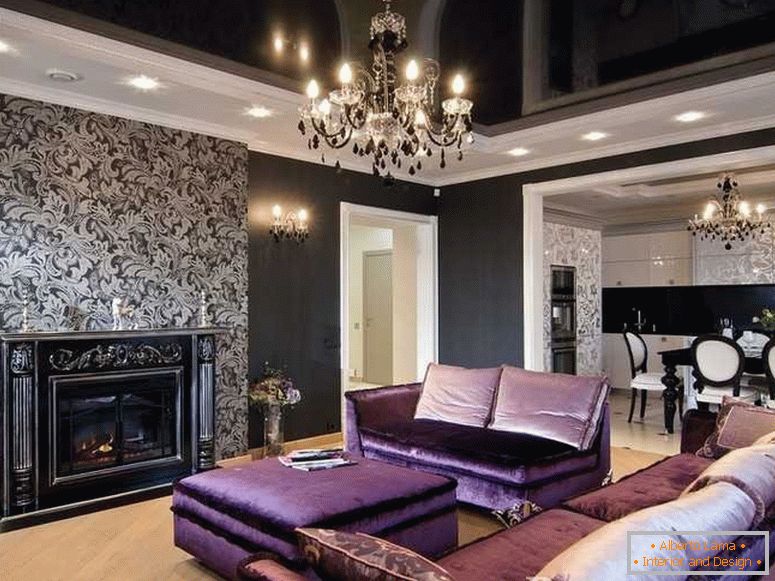 Obývací pokoj s fialovou pohovkou