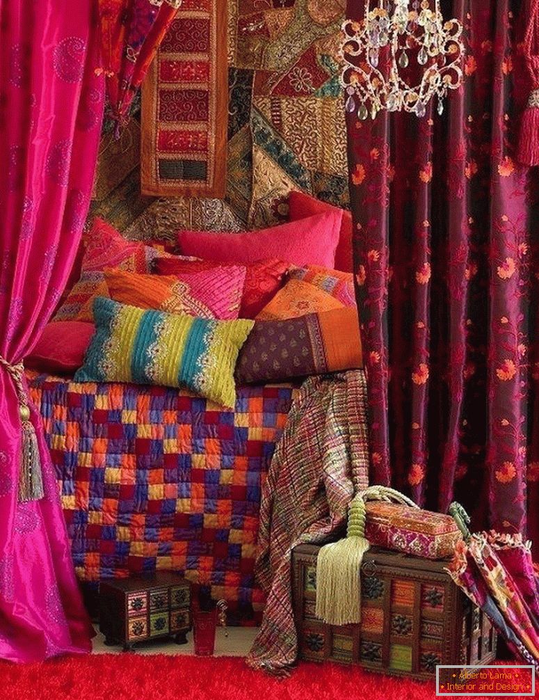 Vícebarevné polštáře na posteli