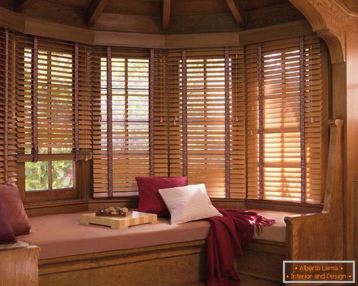 Dřevěné žaluzie na oknech vytvářejí atmosféru venkovského tepla a pohody.