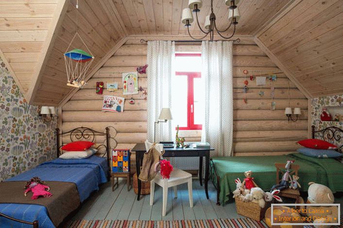 Dětská ložnice ve venkovském stylu v podkroví. Dřevěný strop a stěna s velkým oknem dokonale doplňují styl země.
