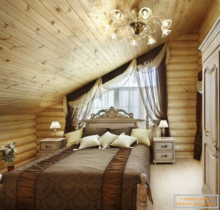 Neobvyklé řešení pro ložnici ve venkovském stylu. Na královské měkké posteli, vytvořené na barokní motivy, se nádherně podíváme na obecný venkovský koncept interiéru.