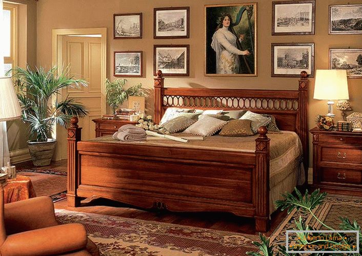 Správně uzavřený masivní nábytek z dřeva pro ložnici v barokním stylu.