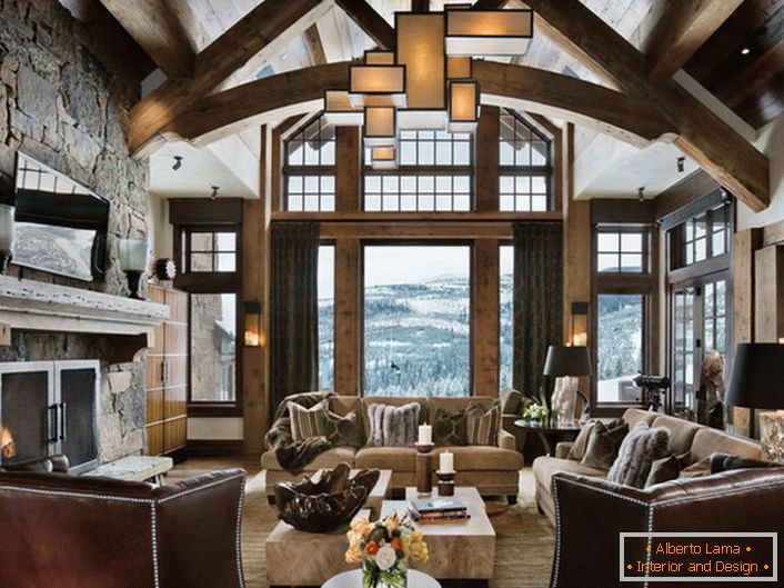 Útulný obývací pokoj ve venkovském stylu s panoramatickými okny. V souladu s moderním stylem interiéru je správně vybráno osvětlení.