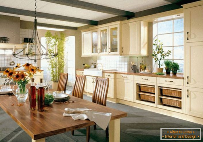 Kuchyně ve stylu země ve velkém domě dobře fungující italské rodiny. Pro venkovský styl je kuchyňská sada dřeva ve světle béžových odstínech dobře vybírána.