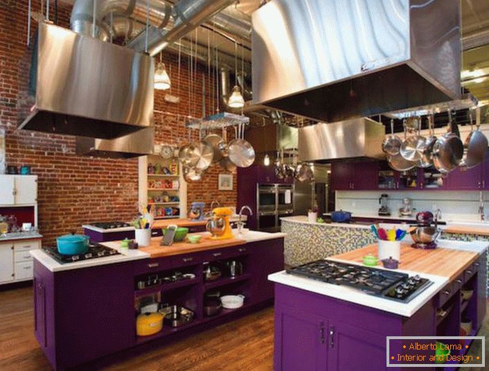 Kuchyňský set je světle fialový - neobvyklé řešení pro půdní styl.