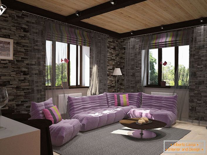 Designový projekt pro útulný obývací pokoj v podkroví. Dekorace stěn z kamene je harmonicky spojena s jemným měkkým fialovým nábytkem.