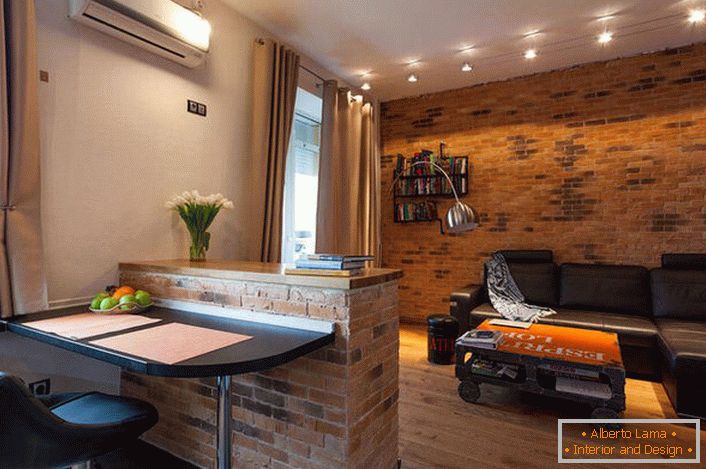 Stěna v obývacím pokoji je zdobena v souladu s loft stylem. Zednictví je jedním z nejpopulárnějších prvků.