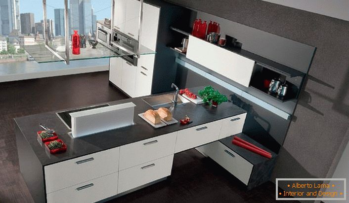 Prostor v kuchyni v secesním stylu je funkční. Široké police a skříně jsou prostorné a praktické, což je velmi důležité, pokud jde o kuchyň.