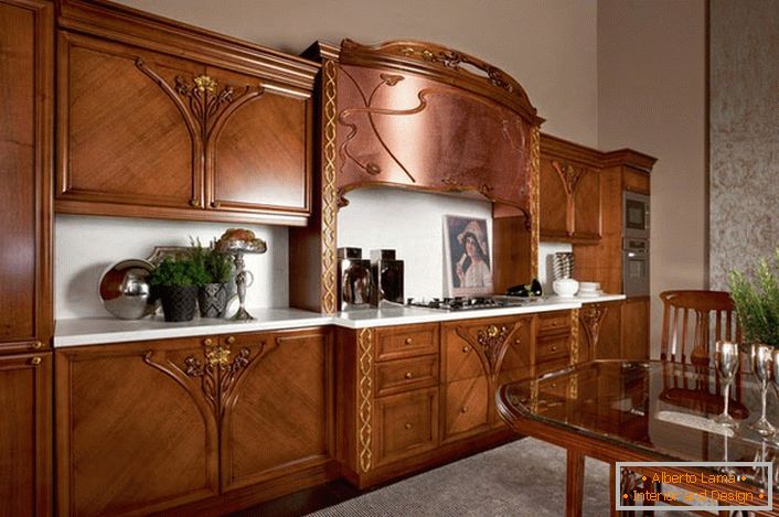 Velkolepý příklad kuchyně v secesním stylu. Nábytek z přírodního dřeva činí interiér atraktivní a nádherný.