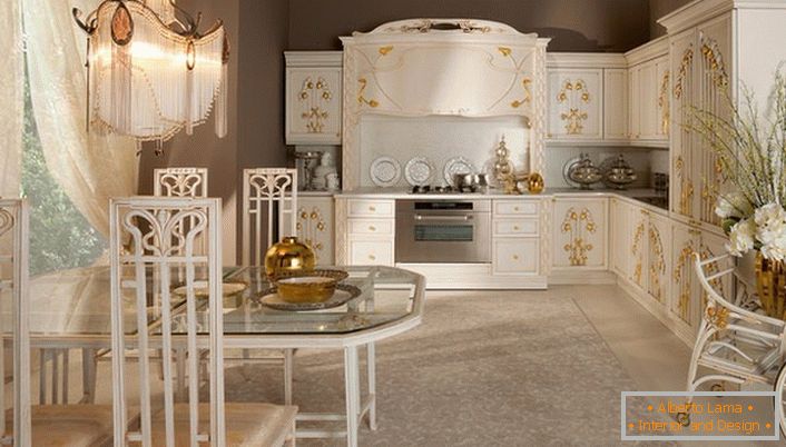 Pozoruhodné detaily v designu kuchyně v secesním stylu byly zlaté prvky výzdoby. Měkké, tlumené světlo činí situaci rodinou teplou.
