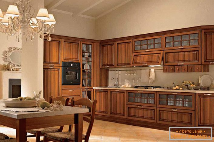 Kuchyňský kout v kuchyni ve stylu Liberty je vyroben z přírodního dřeva, což je jeden ze základních požadavků stylistického konceptu. 