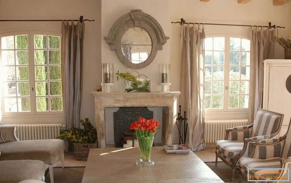 Obývací pokoj s francouzskými okny a krbem