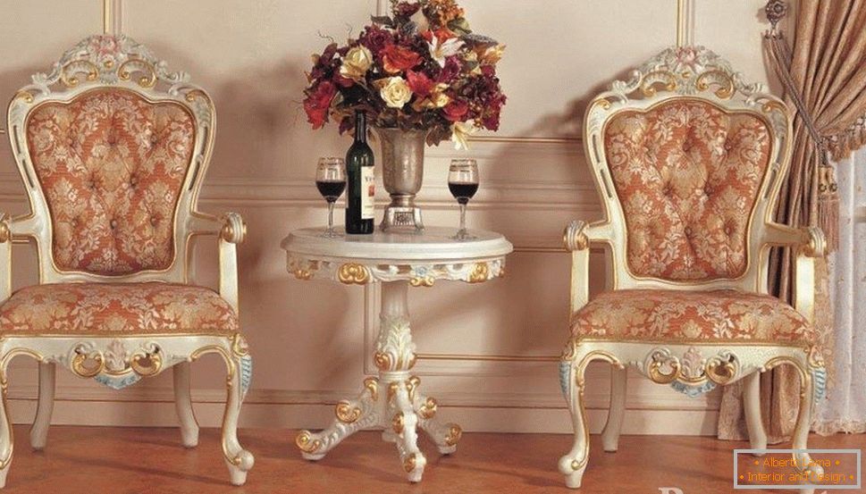 Víno na stole a elegantní židle