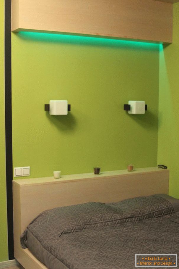 Zelené světlo nad postelí v ložnici