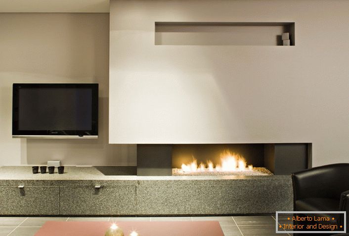 Plynový krb v obývacím pokoji v minimalistickém stylu