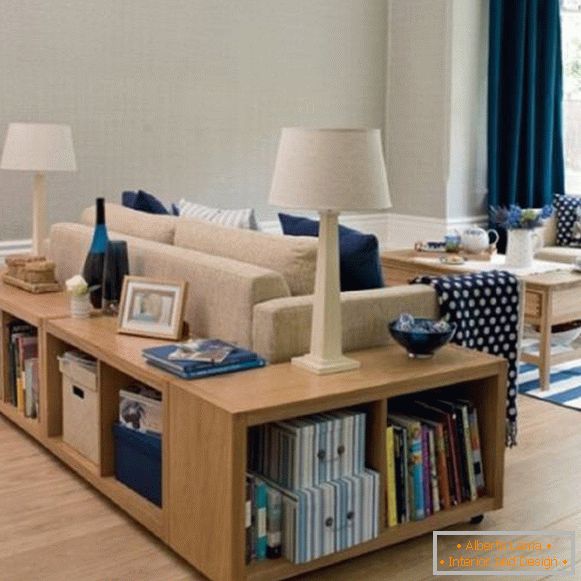Krásný obývací pokoj s podlahovými policemi